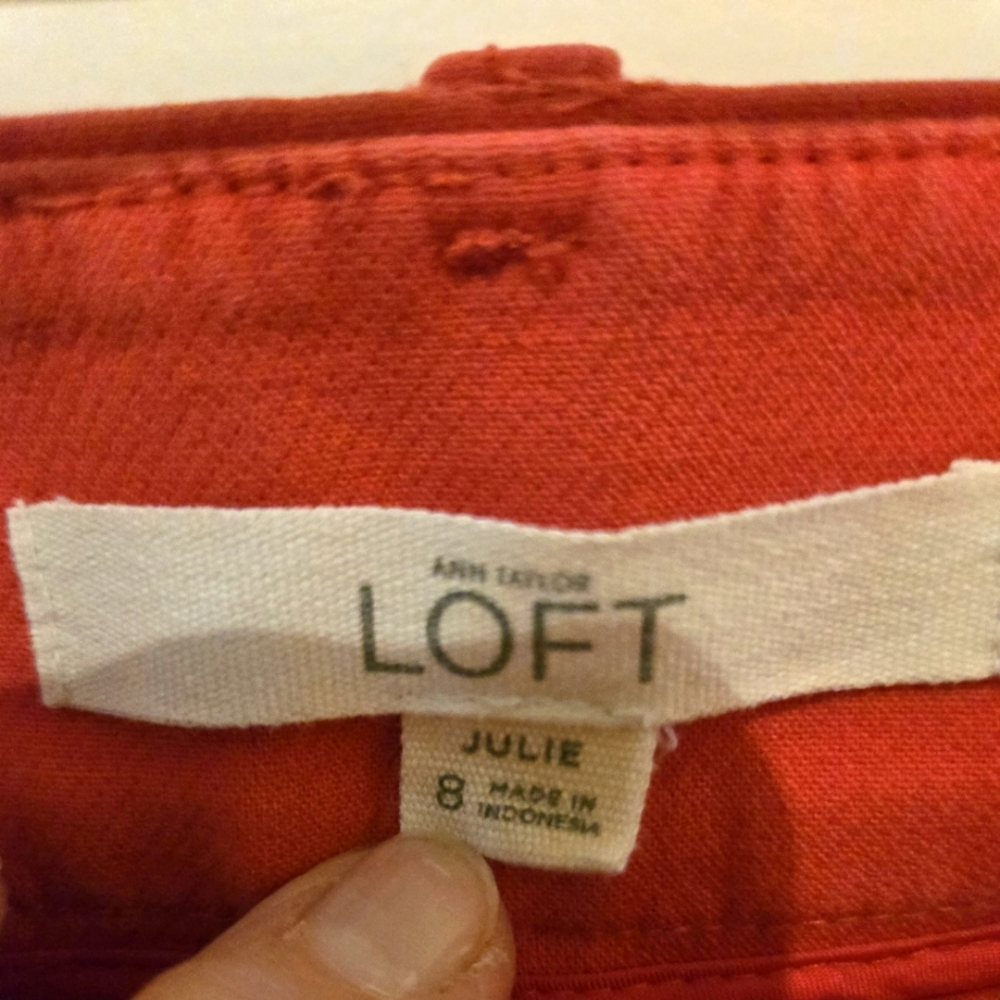 ANN TAYLOR LOFT JULIE STYLE RIVIWRA CROPPED PANT. PINKISH/RED COLOR. SIZE 8. - Picture 3 of 5